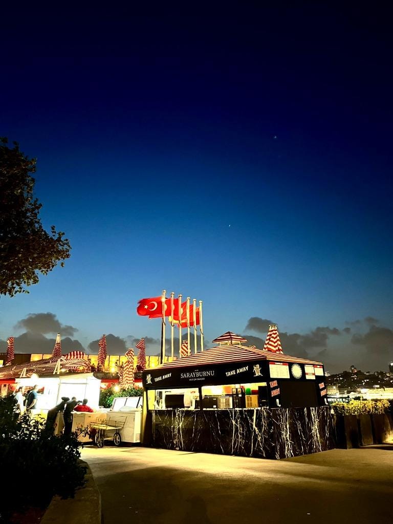 Kiosco callejero de noche en Estambul