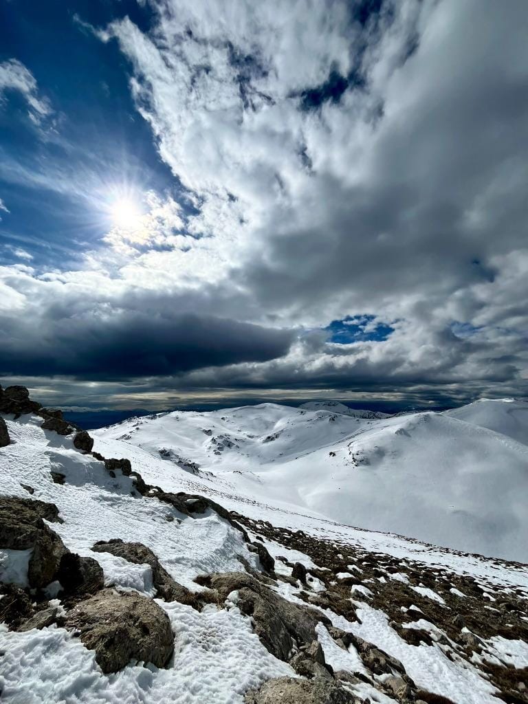 Pico nevado majestuoso