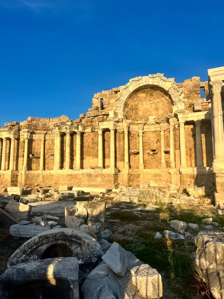Ruinas clásicas al atardecer