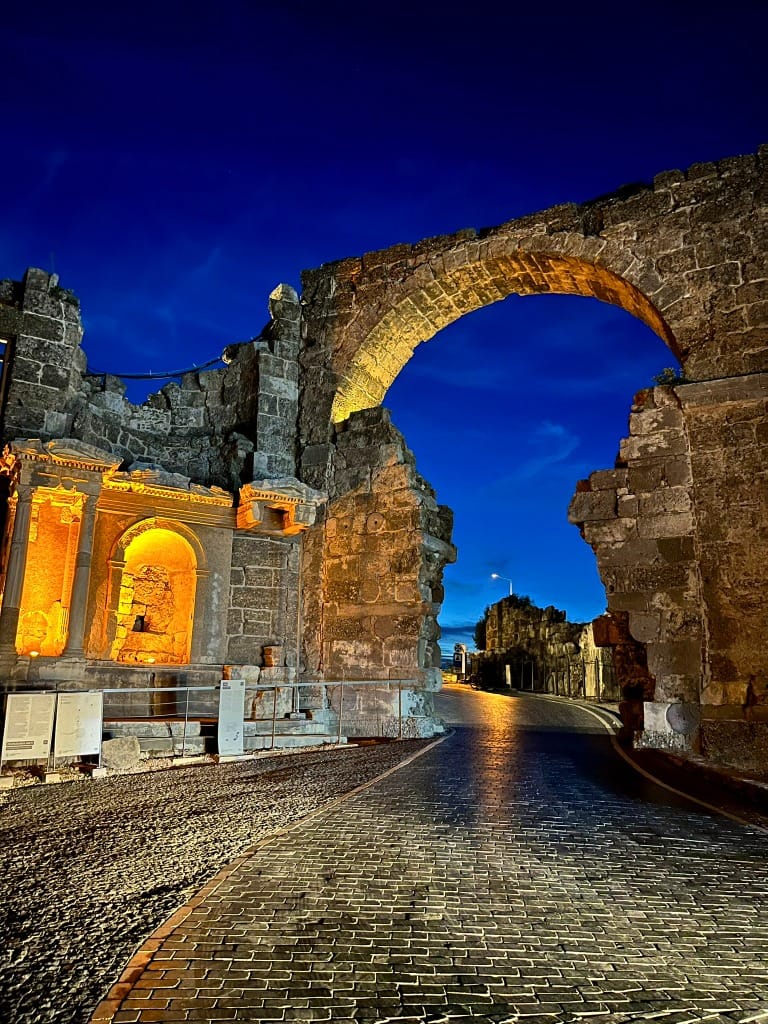 Arco antiguo iluminado de noche