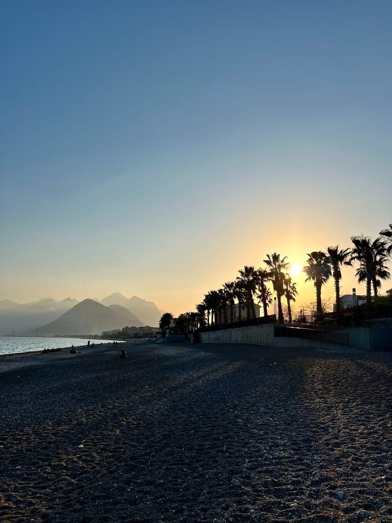 Playa de Antalya al atardecer