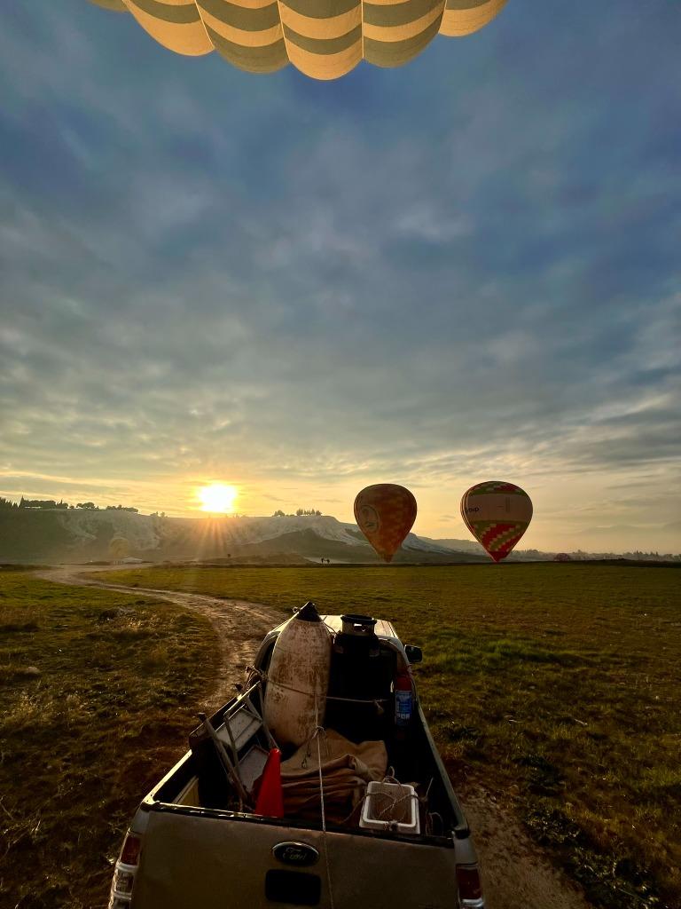 Amanecer con globo desde camioneta