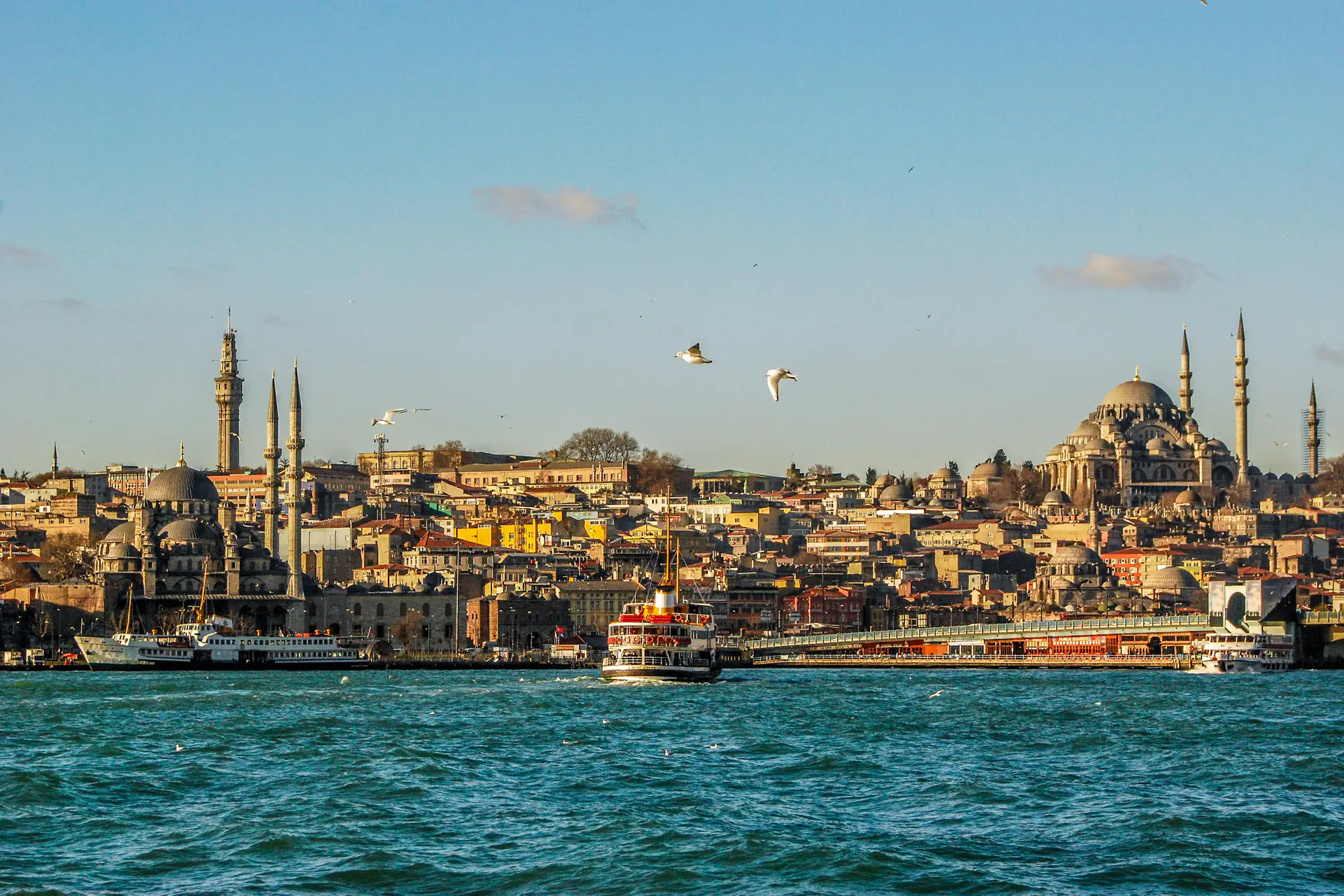 Vista del Bósforo y el perfil histórico de Estambul